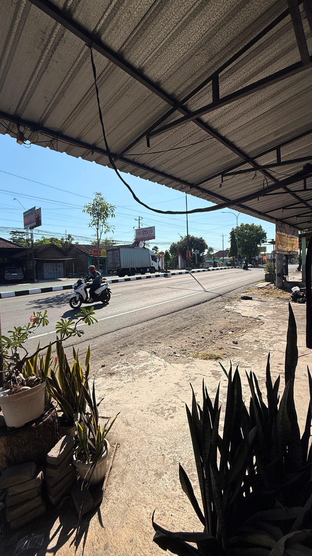 View Jalan Nasional Jogja–Solo dari lokasi tanah